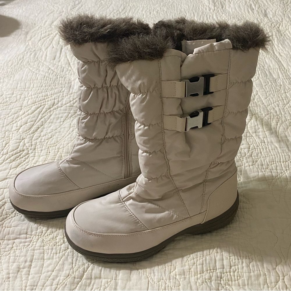 Size 9 WEATHERPROOF fur lined cream boots